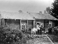 Killilan pihassa  Killilän pihassa talon (purettu n. 1962) rapulla seisovat Ida-Maria Huusko (1840 - 1937) ja pojantyttärensä Ilmi Huusko (myöhemmin Rokkanen, s. 1.9.1916), rappujen edessä vasemmalta ensimmäisenä Ilmin pikkusisko Kerttu Huusko (myöhemmin Ilmonen s. 24.6.1928), sitten Arttu (lienee Killilän kasvattipoika Arttu Ottelin), Ilmin ja Kertun serkun poika Eino (kutsumanimi Poju) Ahervuo, Ilmin ja Kertun veljet Niilo Huusko (s. 14.12.1921) ja Timo Herman Huusko (5.5.1912 - 22.7.1997) sekä Eino (sukunimi?). Oikealla Polle-hevonen, Ida-Marian poika (Ilmin, Kertun, Niilon ja Timo Hermanin isä) Timo Huusko (8.5.1888 - 22.6.1981, pitempi) ja naapuri Imppilän Otto eli Otto Salminen (lyhyempi)